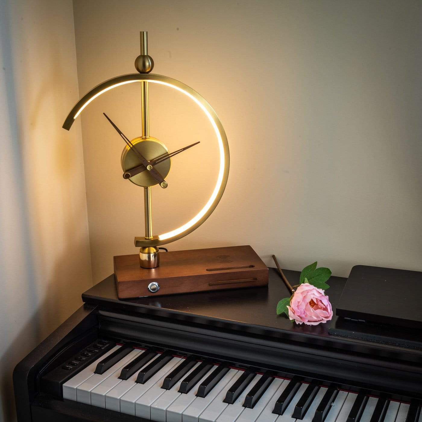 Navora – Wireless Lamp Clock Charger