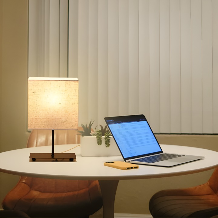 Velmira - Lámpara de Mesa con Encanto Retro