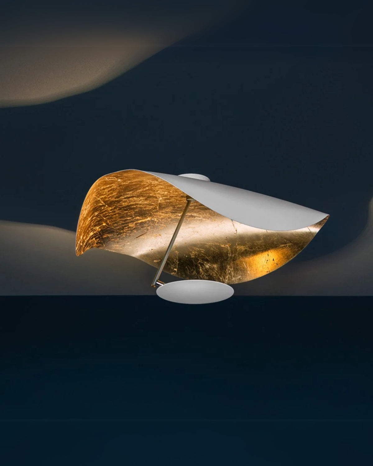 Solmira – A Napfény Tükrének Szoborszerű Mennyezeti Lámpája Aranyos Fényjátékkal