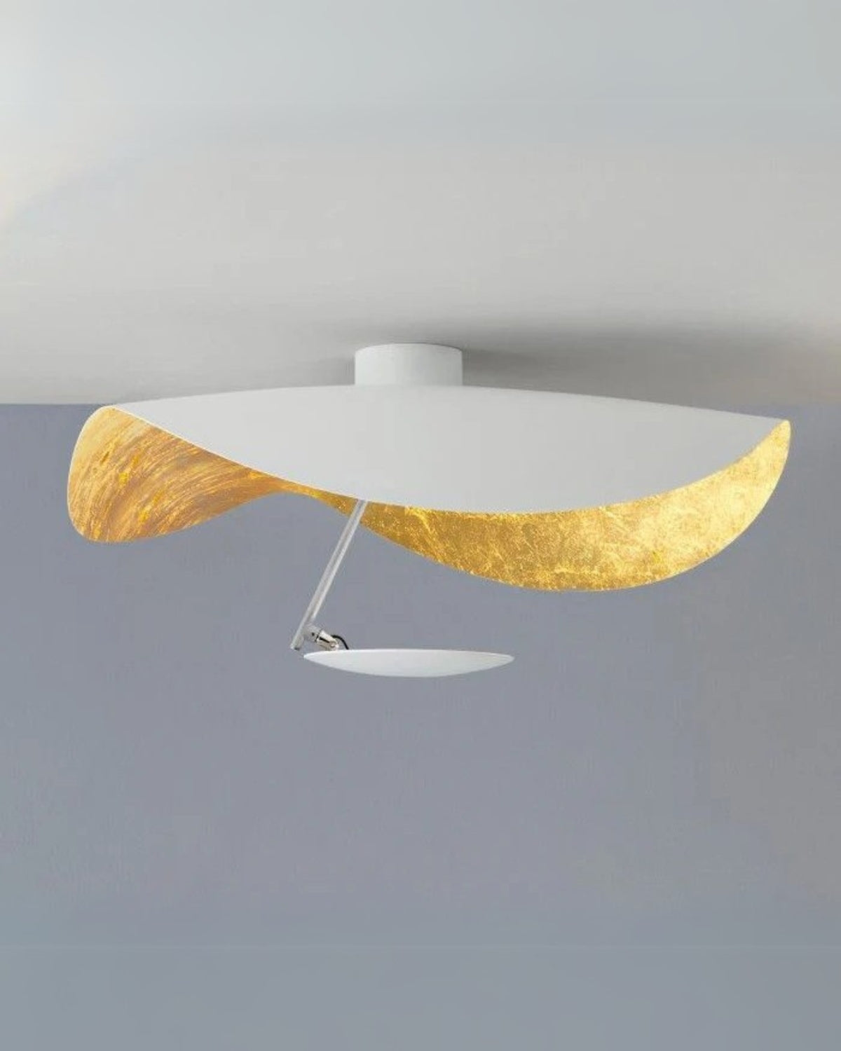 Solmira – A Napfény Tükrének Szoborszerű Mennyezeti Lámpája Aranyos Fényjátékkal