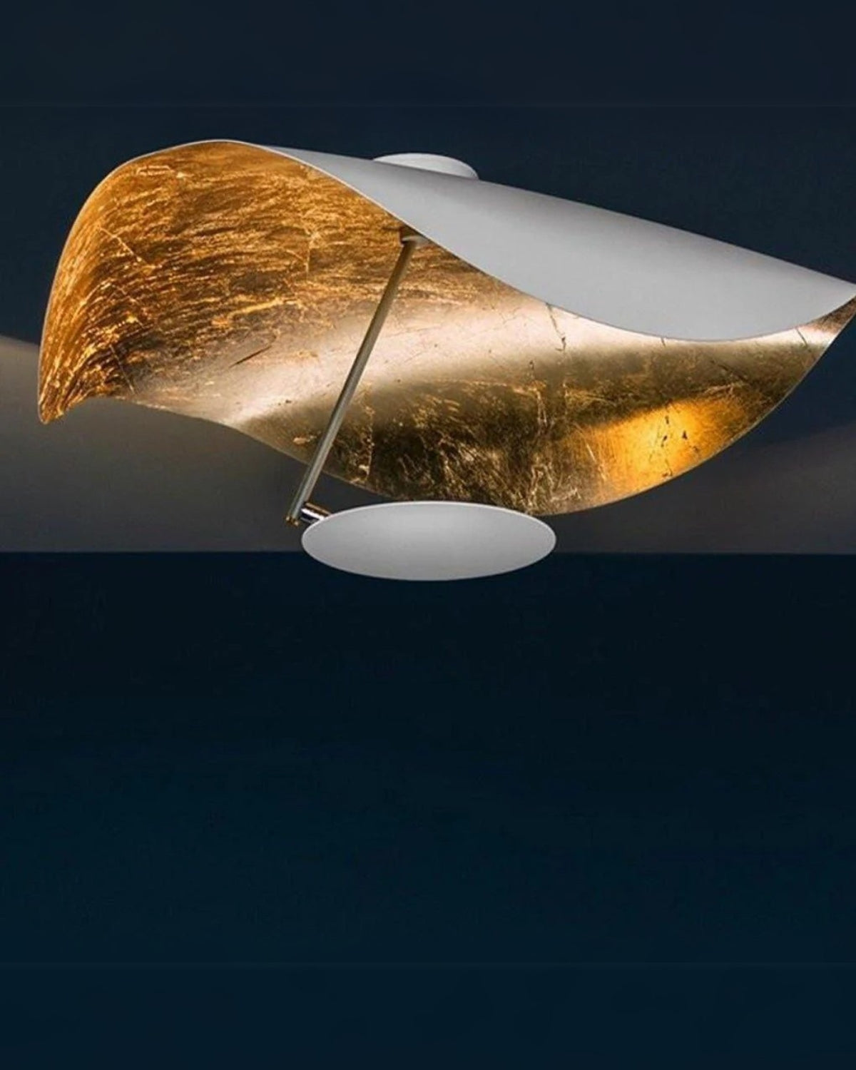 Solmira – A Napfény Tükrének Szoborszerű Mennyezeti Lámpája Aranyos Fényjátékkal