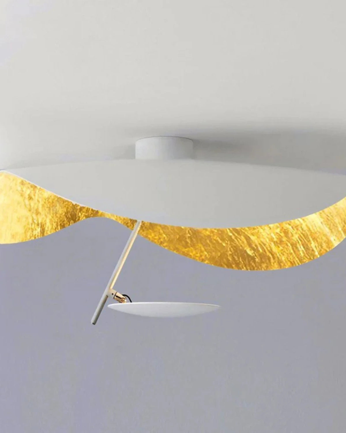 Solmira – A Napfény Tükrének Szoborszerű Mennyezeti Lámpája Aranyos Fényjátékkal