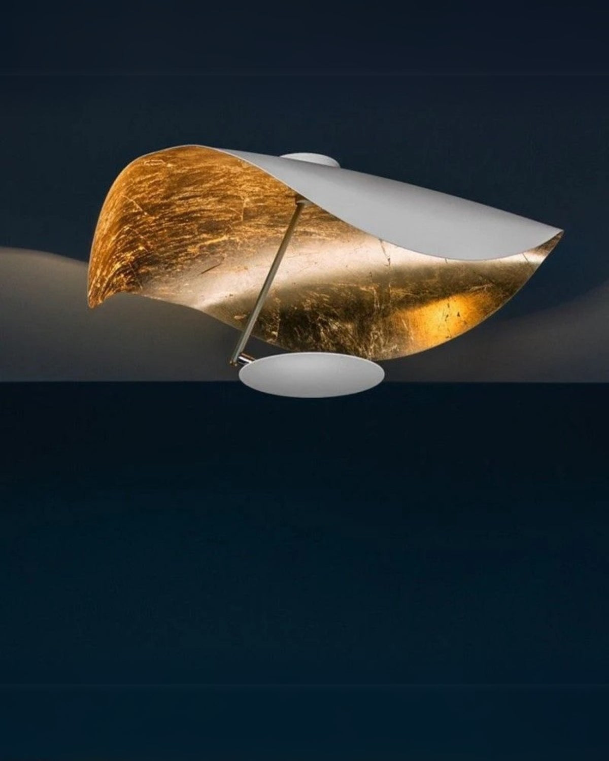 Solmira – A Napfény Tükrének Szoborszerű Mennyezeti Lámpája Aranyos Fényjátékkal