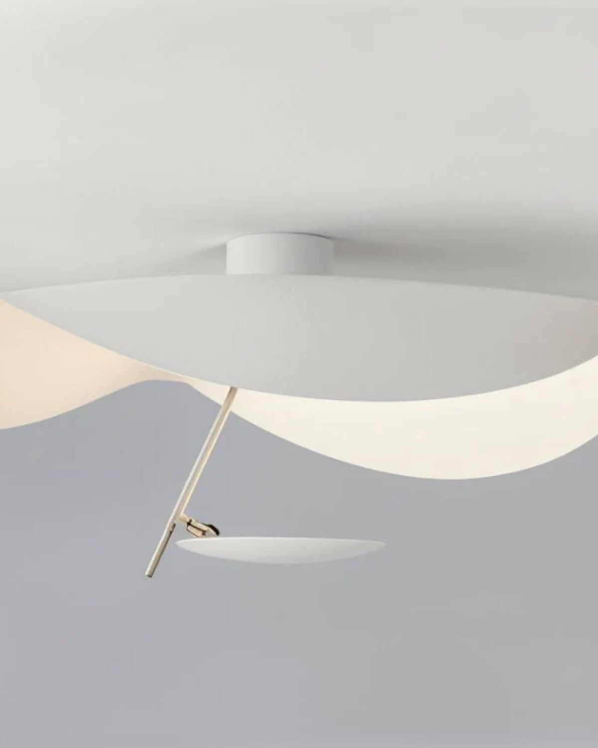 Solmira – A Napfény Tükrének Szoborszerű Mennyezeti Lámpája Aranyos Fényjátékkal