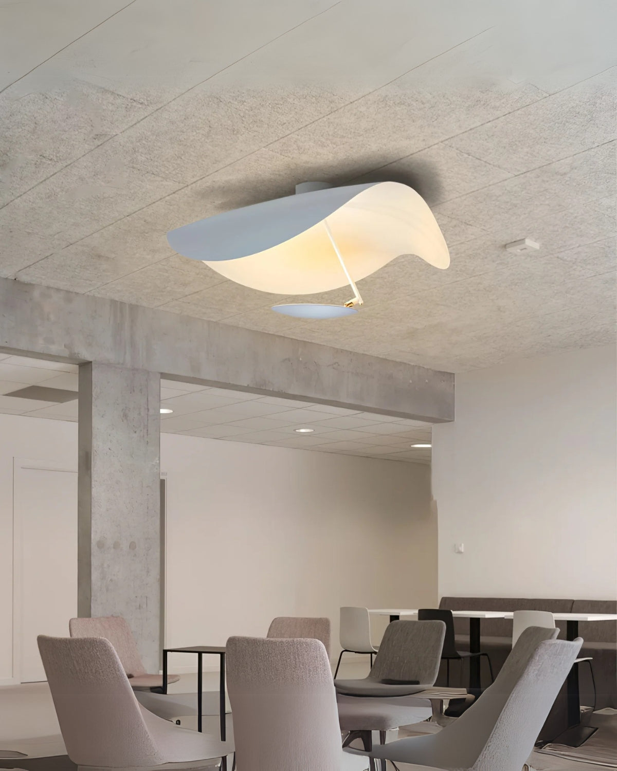 Solmira – A Napfény Tükrének Szoborszerű Mennyezeti Lámpája Aranyos Fényjátékkal