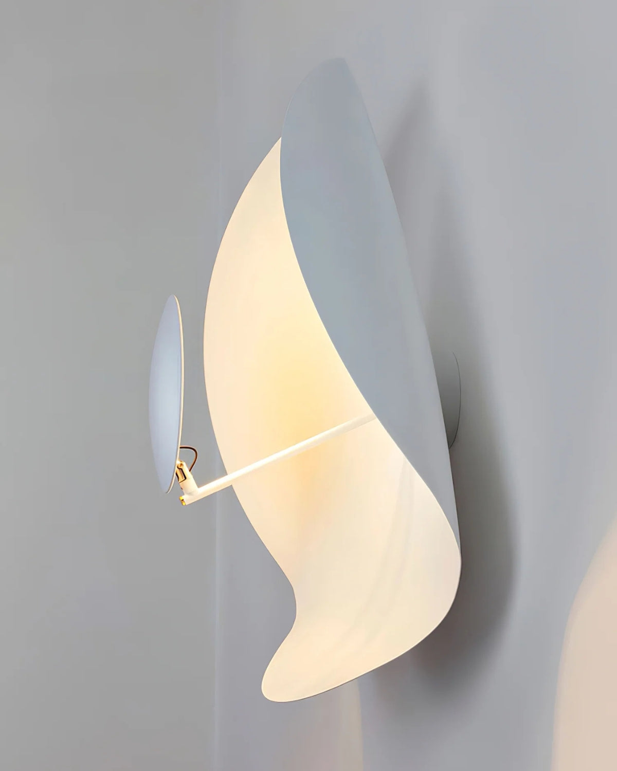 Solmira – A Napfény Tükrének Szoborszerű Mennyezeti Lámpája Aranyos Fényjátékkal