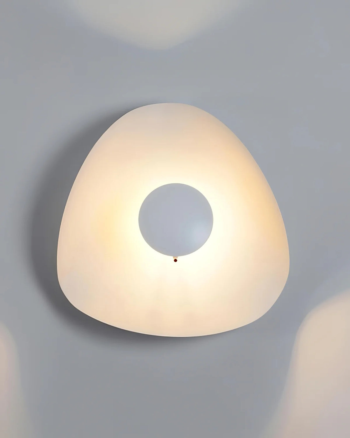 Solmira – A Napfény Tükrének Szoborszerű Mennyezeti Lámpája Aranyos Fényjátékkal