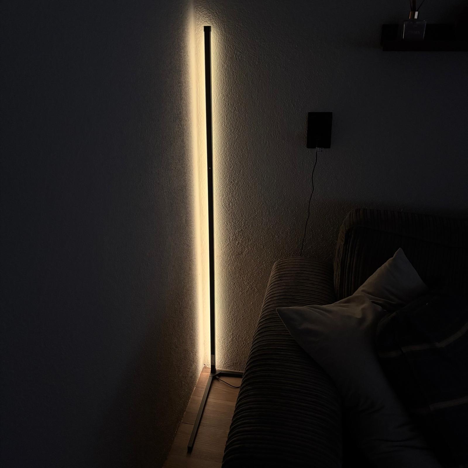 Varax – LED stojací lampa